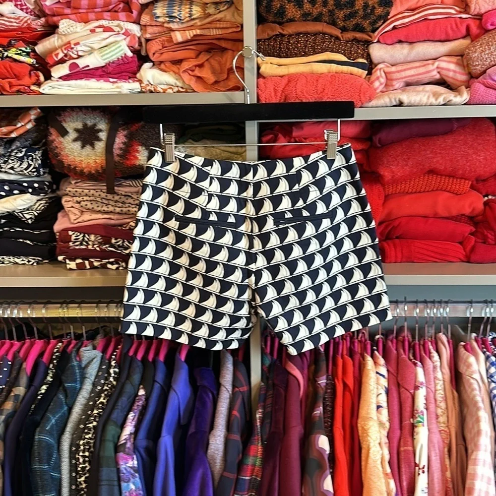 The Limited size 0 5” blue with white sailboats shorts​